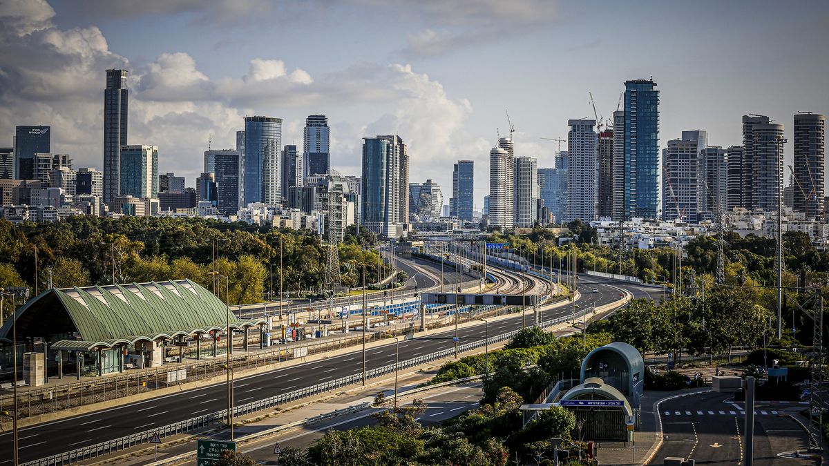 Tel Aviv dá sbohem dobíjecím stanicím. Vozidla bude nabíjet ze silnice